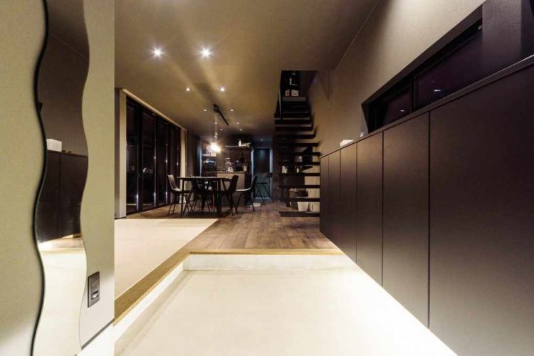 ドラマティックな雰囲気漂う玄関